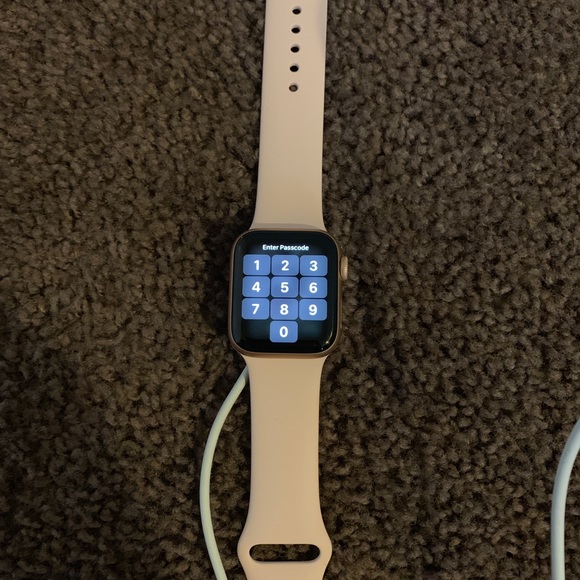 Series 4 Apple watch unlocked 40mm - Picture 1 of 3